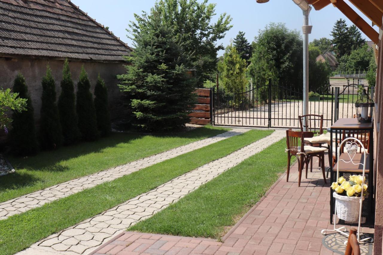 Lidia Vendeghaz Hotel Tata Exterior foto
