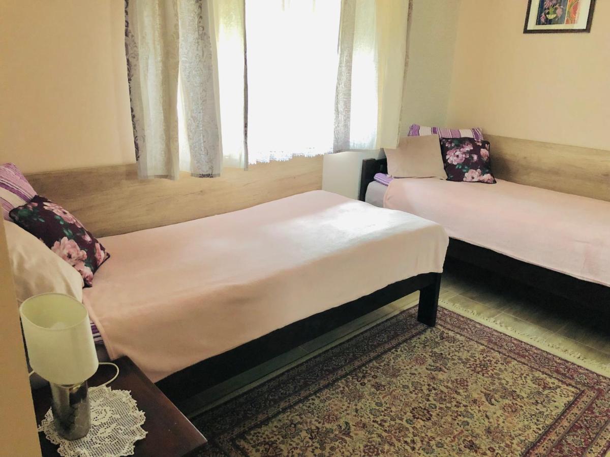 Lidia Vendeghaz Hotel Tata Exterior foto