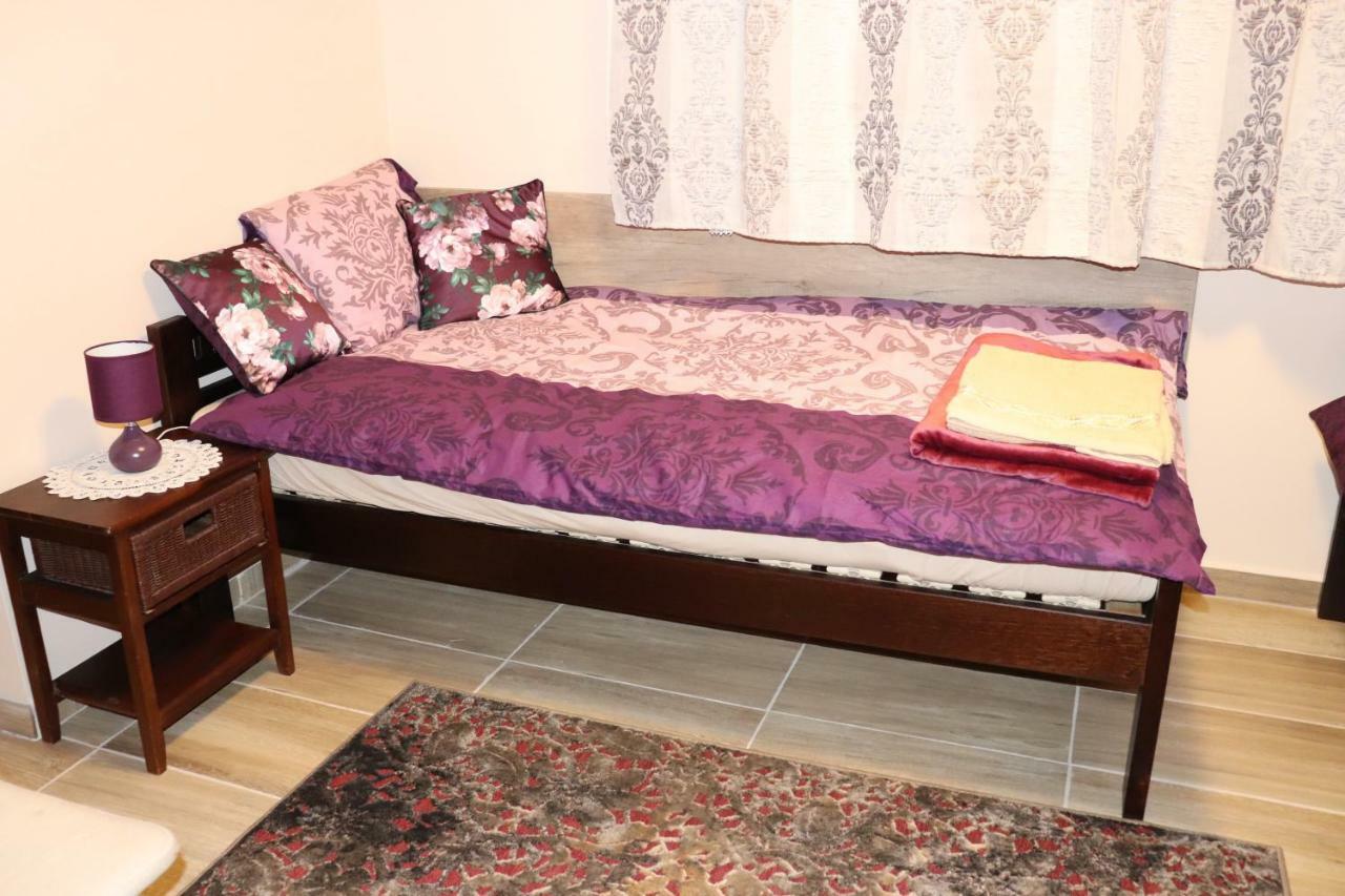 Lidia Vendeghaz Hotel Tata Exterior foto